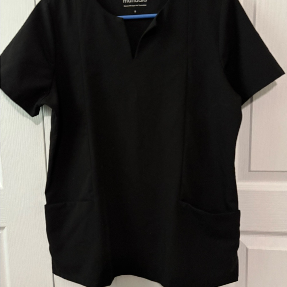 MANDALA WOMEN’s TOP SCRUBS.